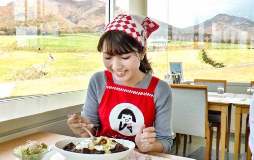 試食をする古米アナ