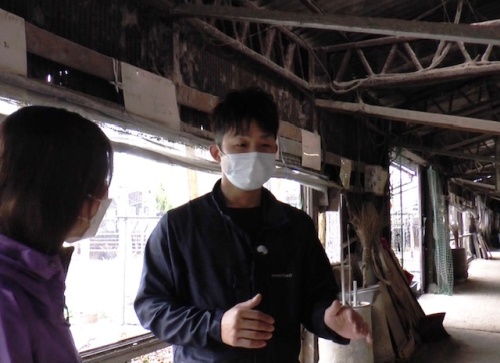 福本さんの話を聞く古米さん