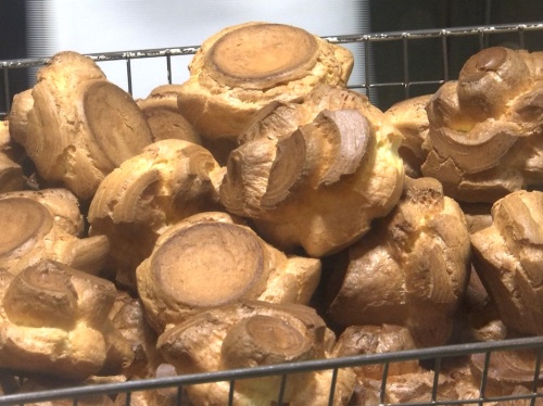 焼き上がったシュークリームの生地