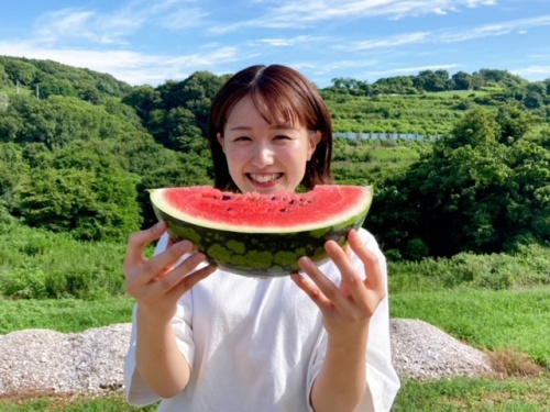 スイカを持つ難波さん