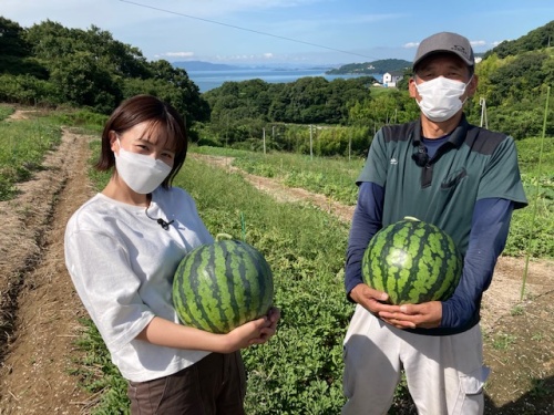 12kgのスイカを持つ難波さんと藤岡さん