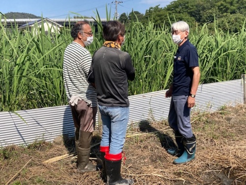話しをする片山さんと山中さんと加藤里庄町長