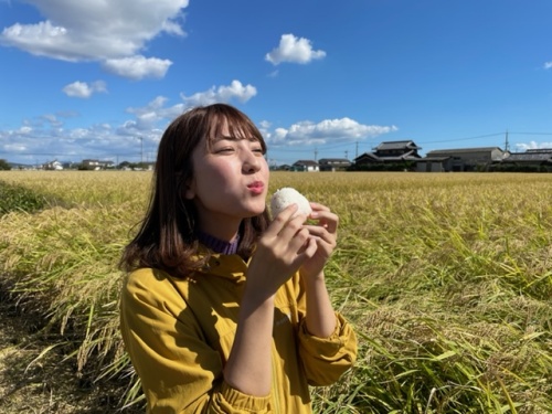 朝日米のおにぎりを試食する古米さん