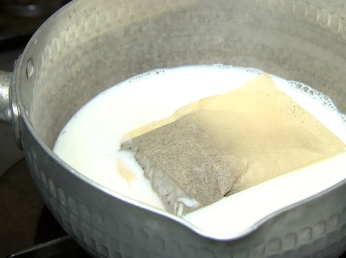 もち麦茶を牛乳で煮出す様子