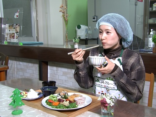 カフェ麦のランチを試食する難波さん