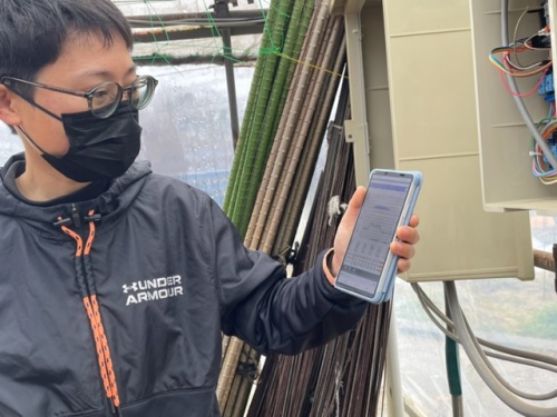 情報をスマホで確認する中原さん
