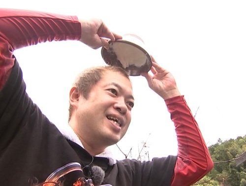 すり鉢をそのままひっくり返すハロー植田さん