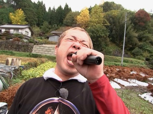 マイク持つハロー植田さん