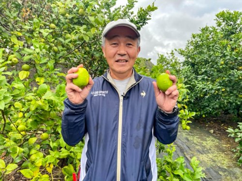 レモンを両手に持つ河﨑部会長