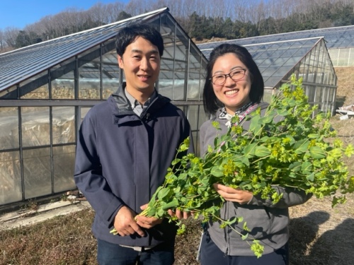 JA岡山足守花き部の森真吾さんと妻の名奈さん