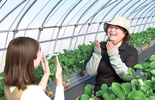 楽しそうにネイルを見せ合う那須さんと古米リポーター