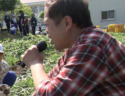 持ちネタを披露するハローさん