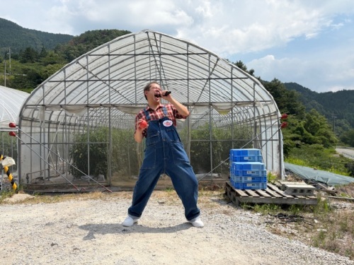岡山県住みます芸人でB’z大好きハロー植田さんと、 生産者を訪ね、お手伝いするコーナー