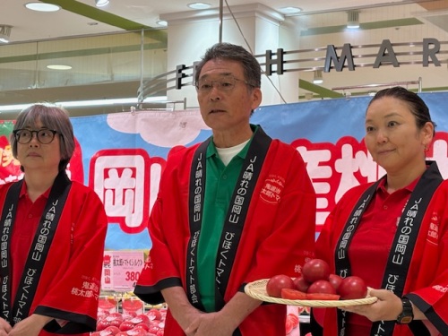 JA晴れの国岡山 びほくトマト部会 藤井 包温 部会長や女性部のメンバー