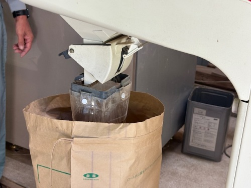 きれいな玄米だけを袋に入れていきます。