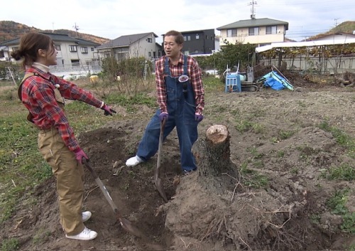 手を動かさないハローさんに注意する古米リポーター
