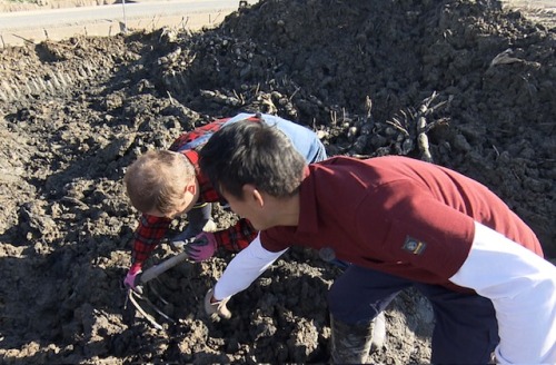 歌っているハローさんに髙橋さんが指摘する