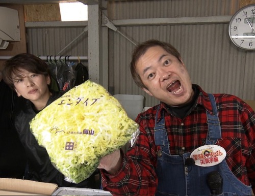 フィルムを丁寧に織り込んで包んでいきます