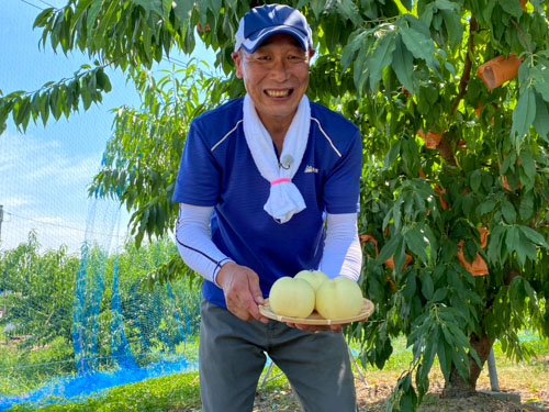 今井さん桃を持っている写真