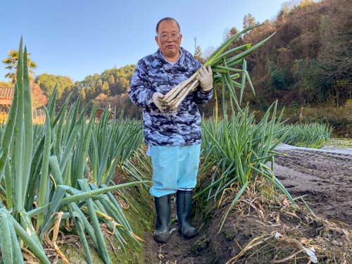 中山さん白ネギをもっている