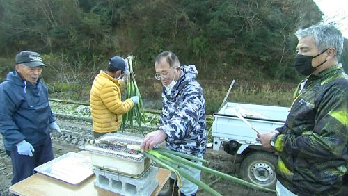七輪の周りに仲間集まる