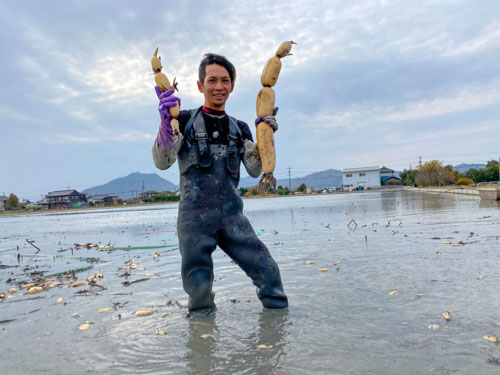 十河さんレンコンもっている写真