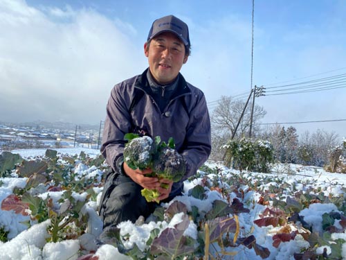 赤松さんブロッコリーを持っている写真