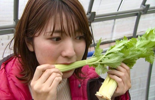 セロリの芯をかじる古米アナ