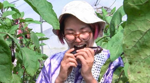 採れたてのナスを食べる角田さん