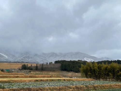 雪が積もった那岐山に連なる滝山や広戸仙