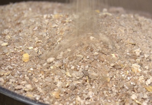 津山産の小麦や稲、おからなどが含まれた 栄養たっぷりな自家製のエサ