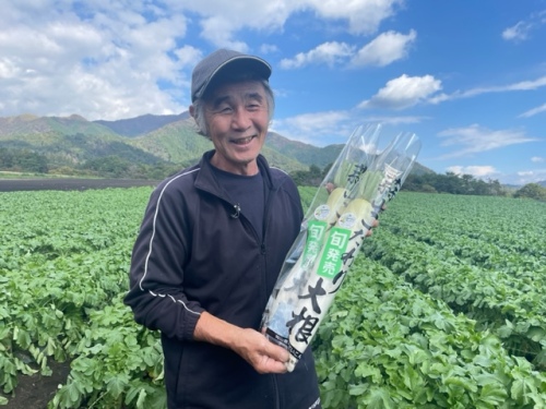 大根を持つ井藤さん