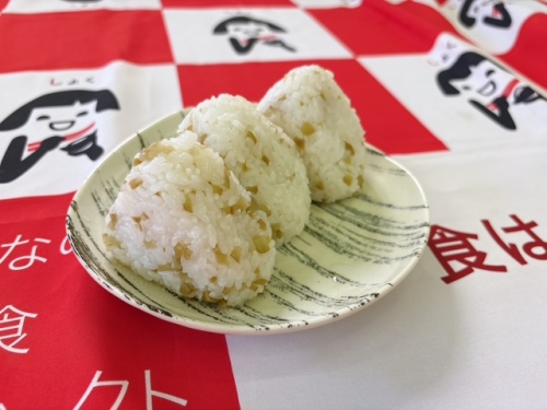 カリカリ梅の混ぜ込みおにぎり