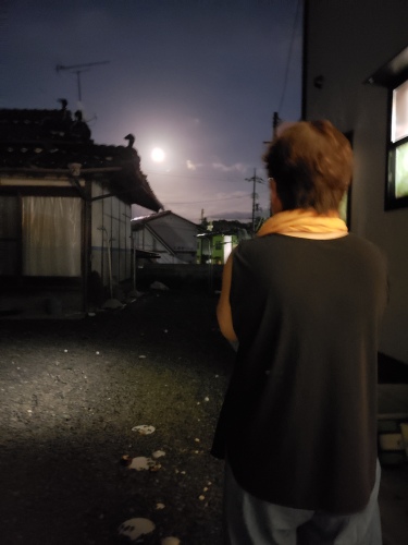 満月を眺めるばあばの背中 | 津山市 てるえみさん
