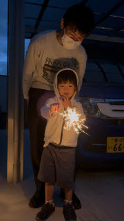 はじめての手花火 | 高松市 さつまいもさん