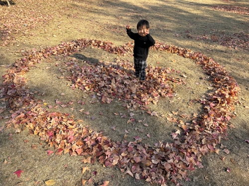 枯葉でハート♡