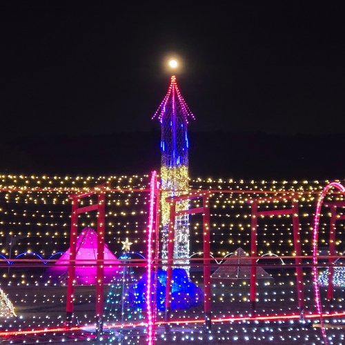 月とイルミネーションの共演