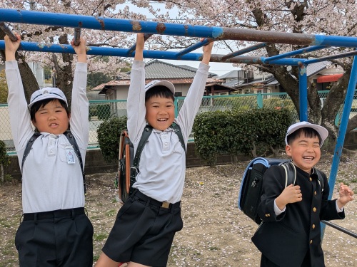 3兄弟仲良く登校 | 倉敷市　だんご3兄弟さん