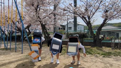 3兄弟仲良く登校 | 倉敷市　だんご3兄弟さん