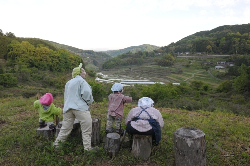 棚田の家族
