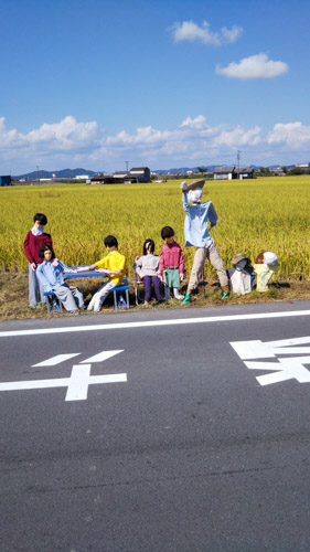 案山子達がちょっと一服している光景 | 瀬戸内市　野﨑さん