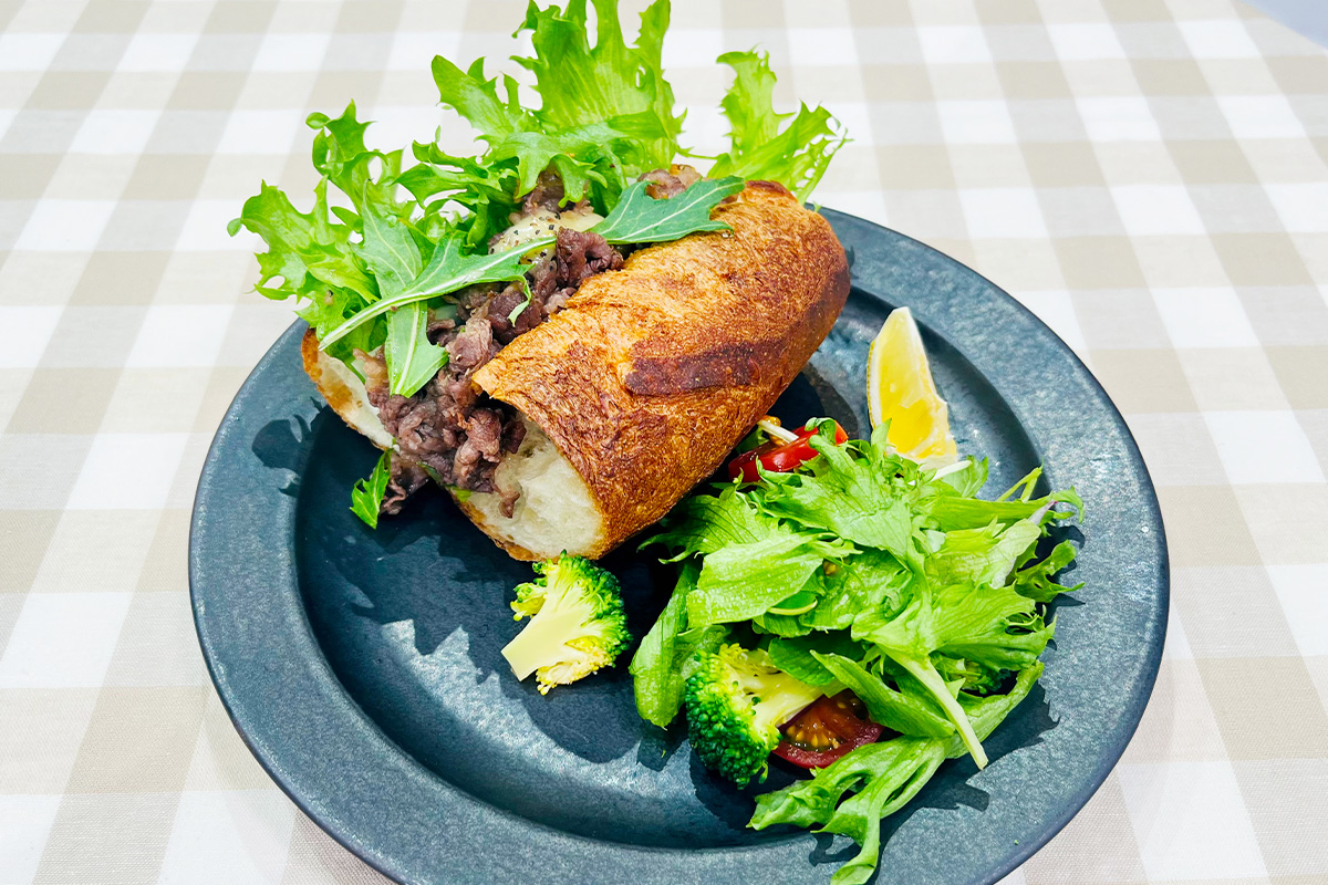 牛肉と野菜たっぷりバインミー