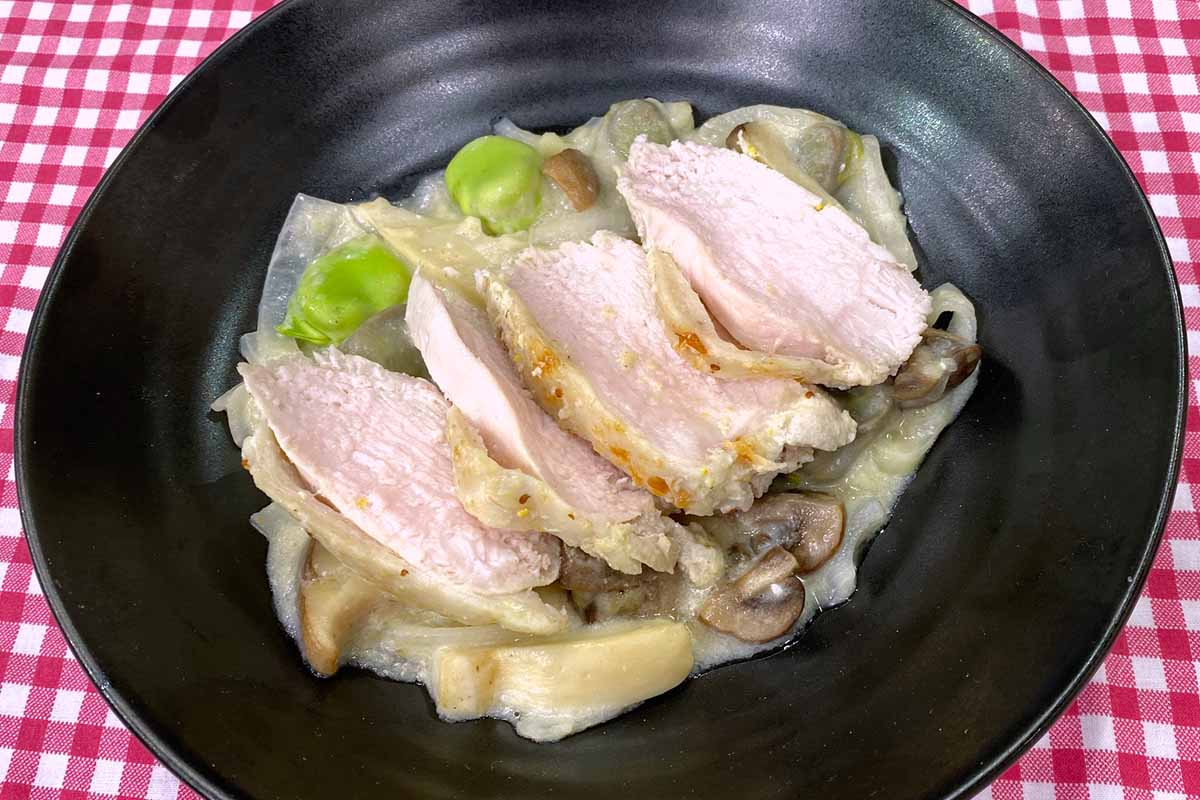 鶏むね肉のロースト そら豆のヨーグルトソース