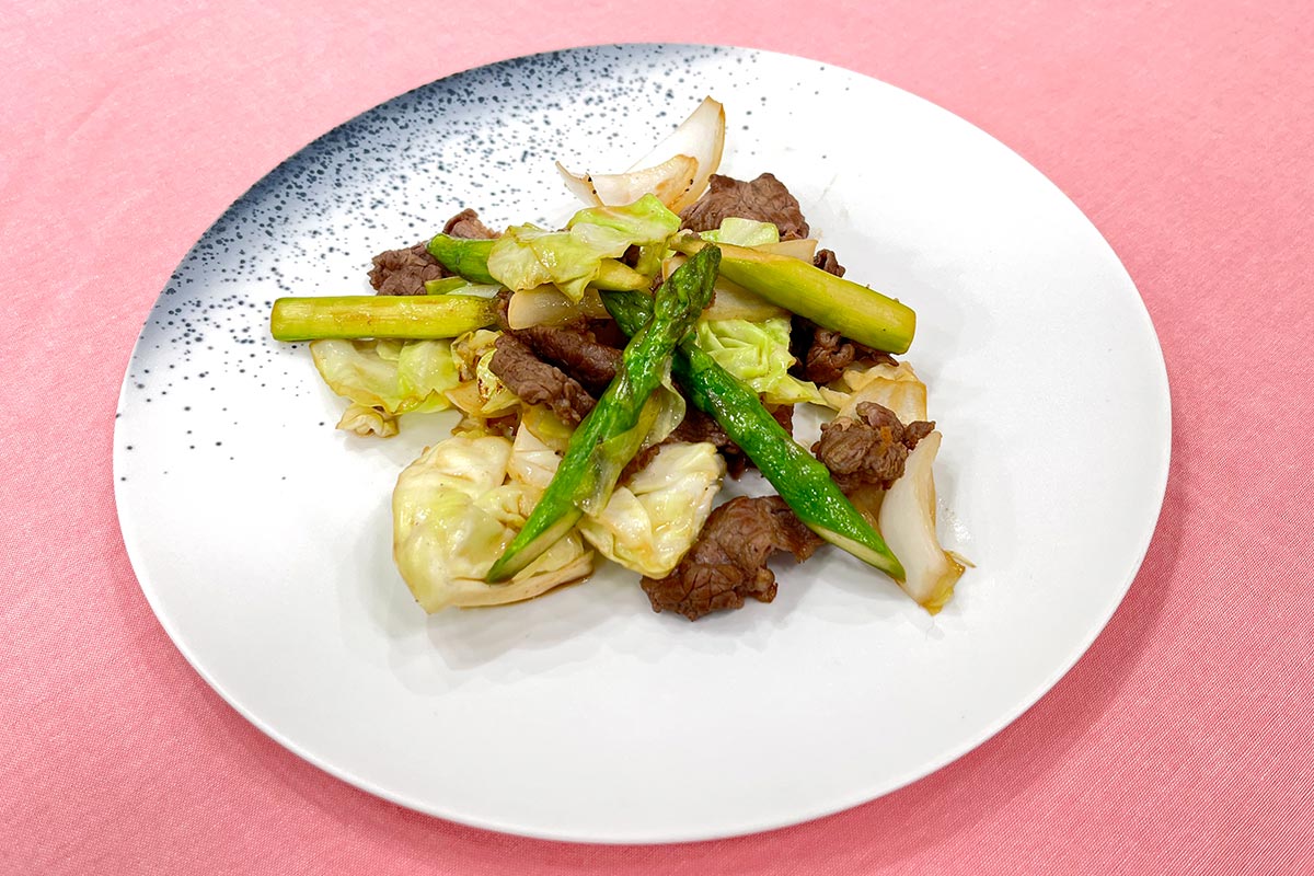 牛肉と春キャベツの黒酢バター炒め