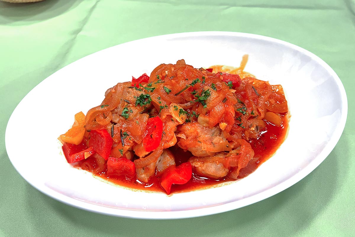 鶏肉のトマト煮ローマ風