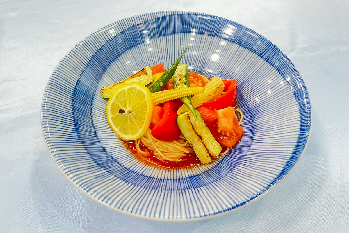 焼き夏野菜とトマトの冷製スープパスタ