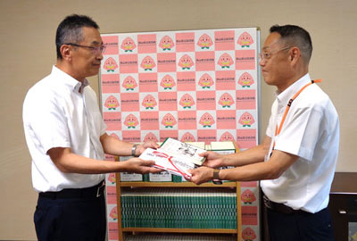 左:里見俊樹理事、右:大西治郎館長