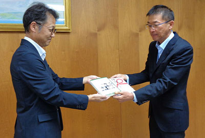 左:嶋田博史支社長、右:市原誠館長